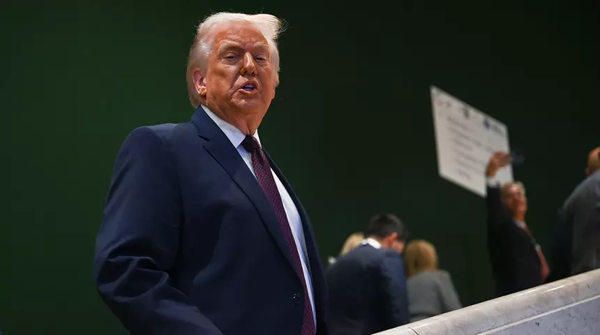 İran'ın Kritik İsmi Askeri Üniformayla Meydan Okudu! Trump'tan Yanıt Gecikmedi